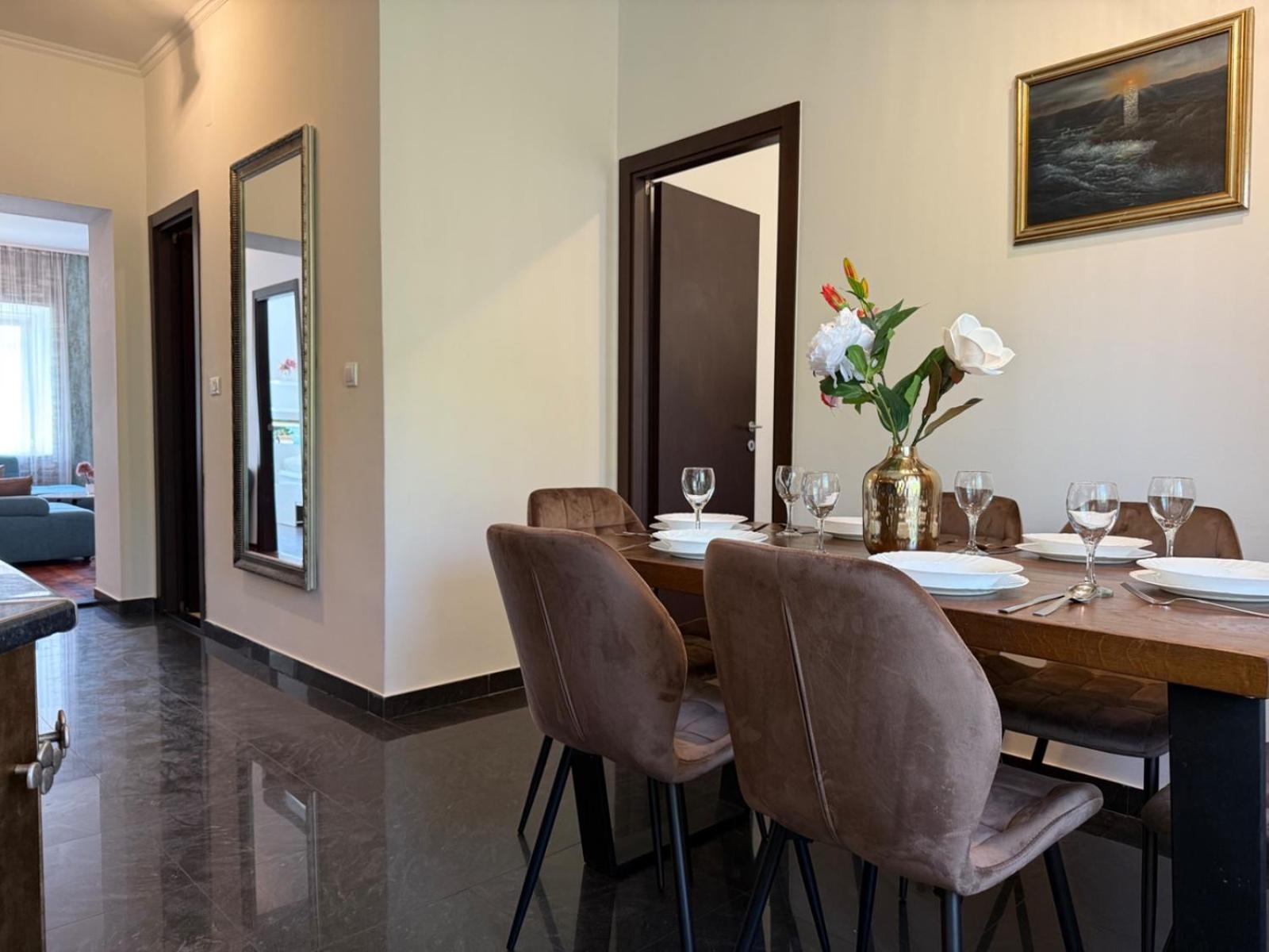 Petrus Superior - Spacious Three-room - Prestigious Location Near Diocletian's Palace And Bacvice - The Restaurants Within Walking Distance - Free Parking Provided Apartment