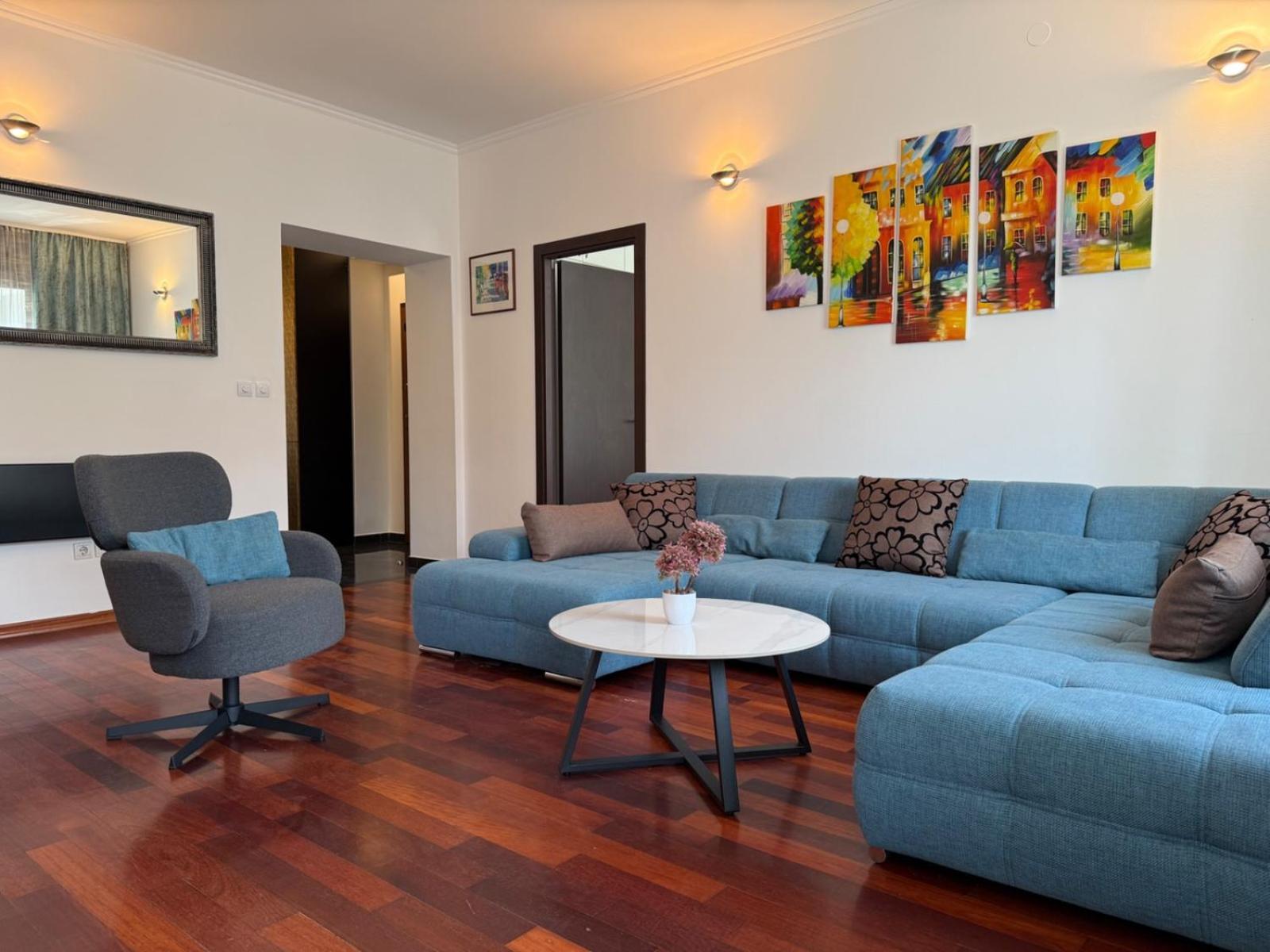Apartment Petrus Superior - Spacious Three-room - Prestigious Location Near Diocletian's Palace And Bacvice - The Restaurants Within Walking Distance - Free Parking Provided Split