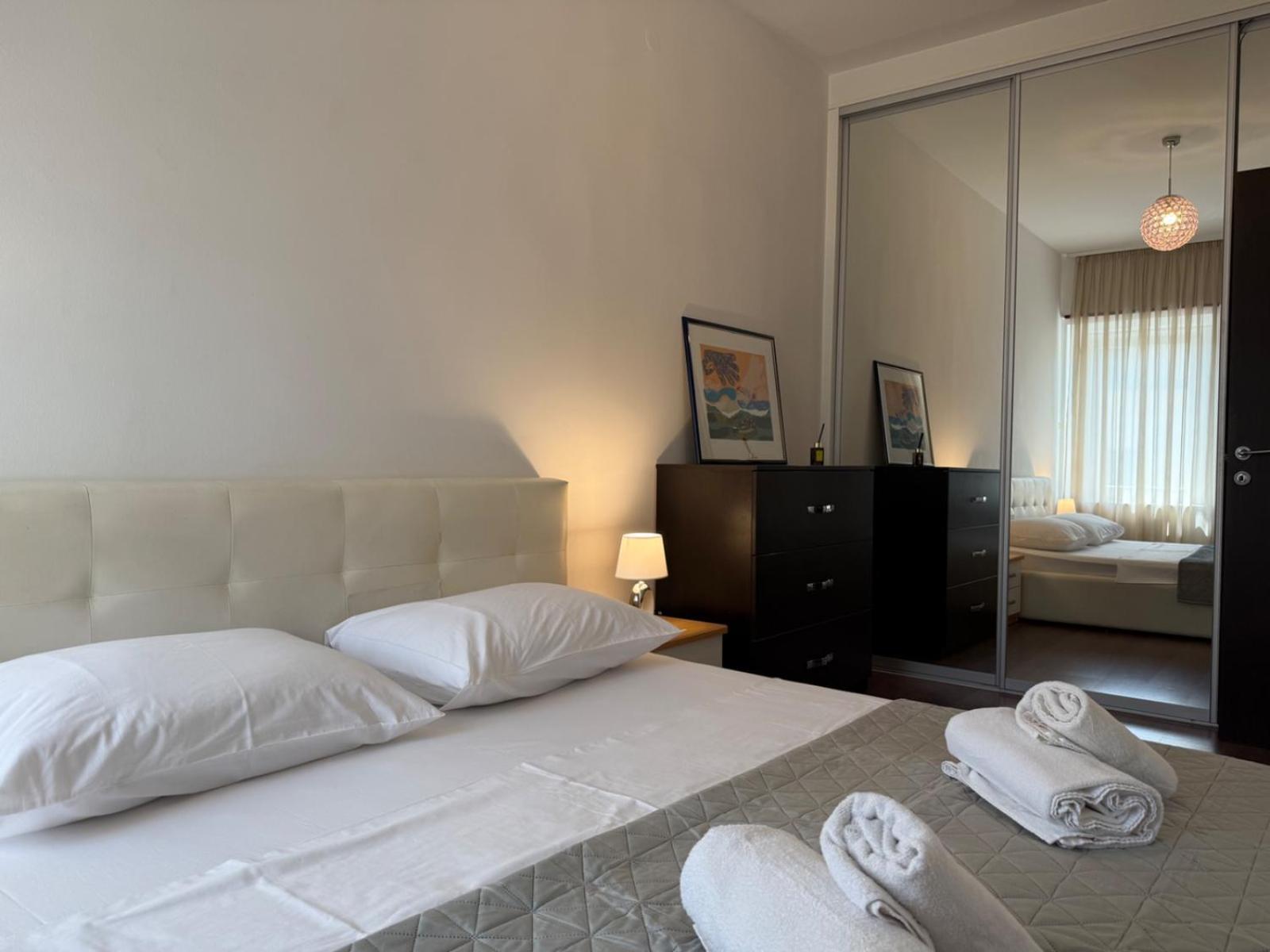 Apartment Petrus Superior - Spacious Three-room - Prestigious Location Near Diocletian's Palace And Bacvice - The Restaurants Within Walking Distance - Free Parking Provided *