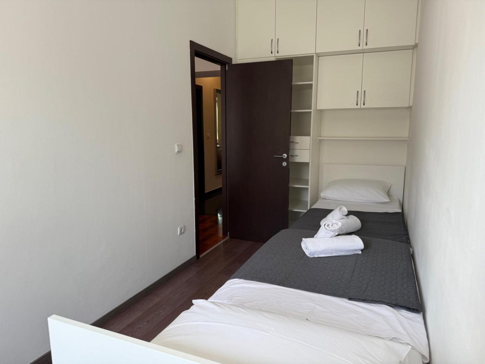 Petrus Superior - Spacious Three-room - Prestigious Location Near Diocletian's Palace And Bacvice - The Restaurants Within Walking Distance - Free Parking Provided *