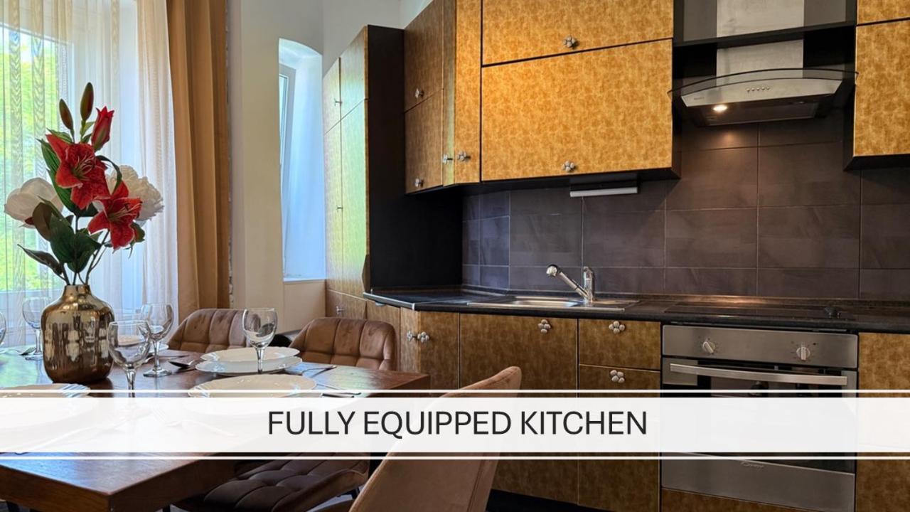 Apartment Petrus Superior - Spacious Three-room - Prestigious Location Near Diocletian's Palace And Bacvice - The Restaurants Within Walking Distance - Free Parking Provided *