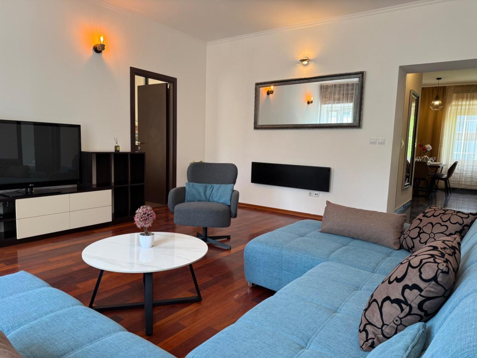 Apartament Petrus Superior - Spacious Three-room - Prestigious Location Near Diocletian's Palace And Bacvice - The Restaurants Within Walking Distance - Free Parking Provided *